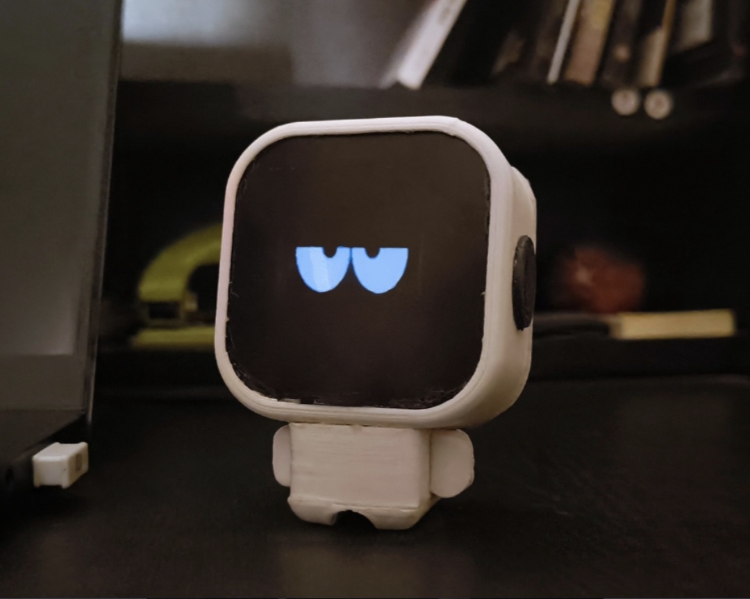 По описанию автора, маленький робо-помощник создан для того, чтобы реагировать на изменение состояния здоровья людей в помещении.