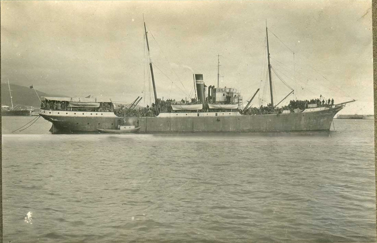 Это фото русского парохода с эвакуируемыми частями в Новороссийской бухте в марте 1920 очень напоминает мне пароход "Святой Николай". Похоже, его в своей статье морской историк (белый) Петр  Варнек (1902-1980) "У берегов Кавказа в 1920" и называет транспорт "Николай-119"