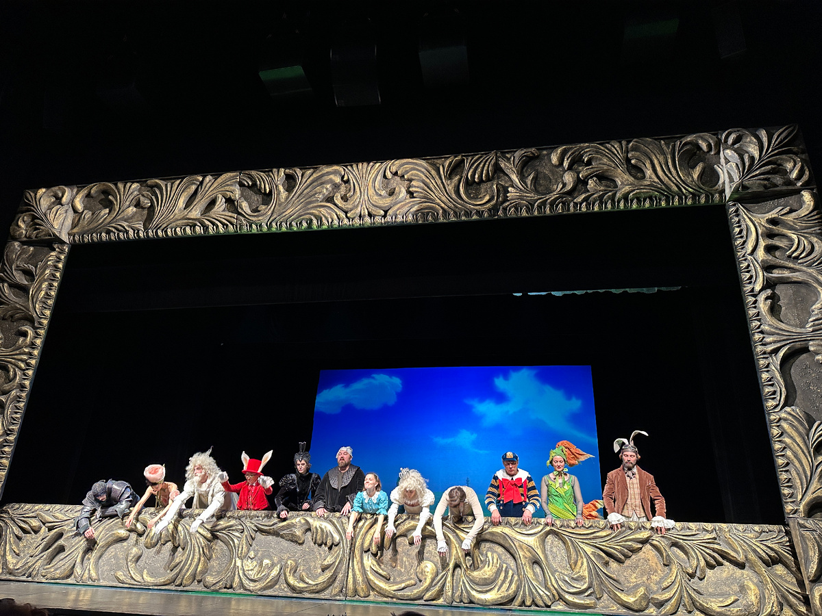 Алиса в Зазеркалье