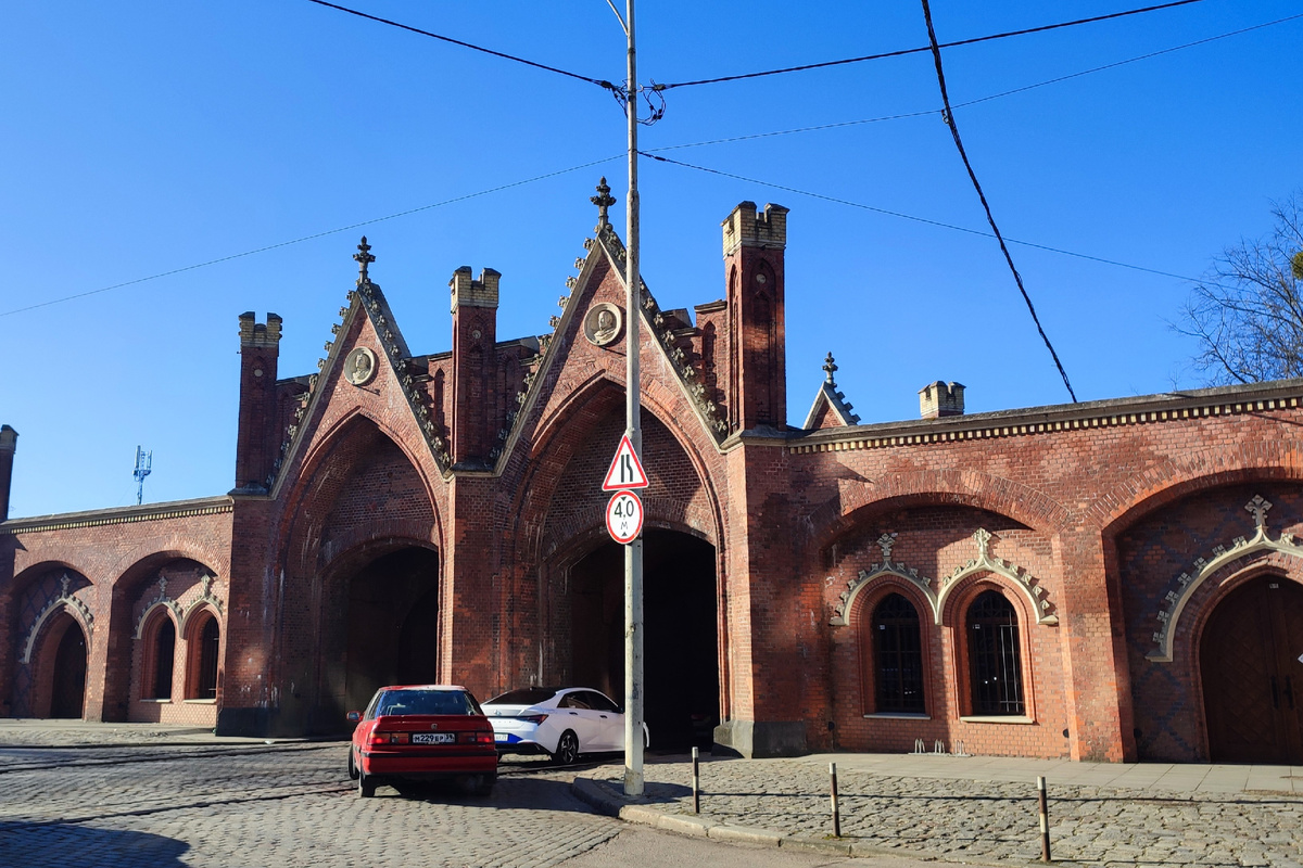 Бранденбургские ворота в неоготическом стиле →