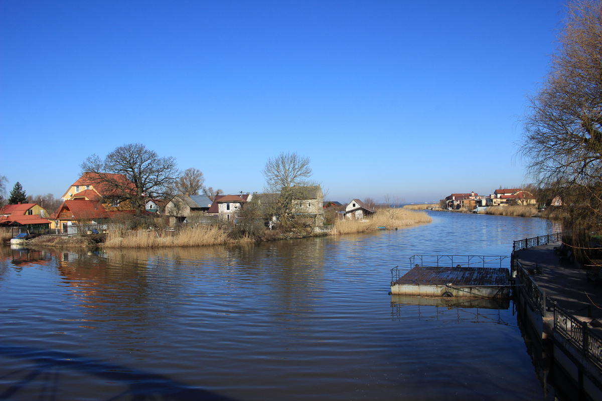 Вид с арочного моста через р. Прохладная, впадающую в Калининградский (Вислинский) залив →