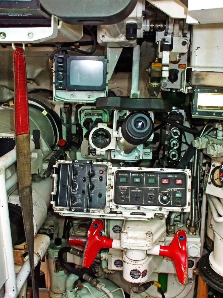 Рабочее место наводчика. На переднем плане- окуляр телескопического прицела с панелями управления баллистическим вычислителем и тепловизионной камерой . Внизу- пульт управления; в левом верхнем углу- видеомонитор системы DIVT 16. Фото: https://maquette-garden.forumactif.com/t16258-amx-30-b2-forad