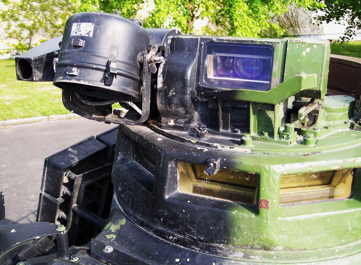 Входное окно ППН командира танка. Левее- ИК- осветитель PH-9A. Фото: primeportal.net