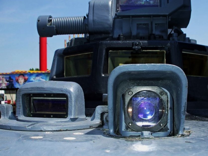 Справа- вспомогательный перископический прицел командира ; левее- перископический прибор наблюдения наводчика. Фото: https://maquette-garden.forumactif.com/t16258-amx-30-b2-forad