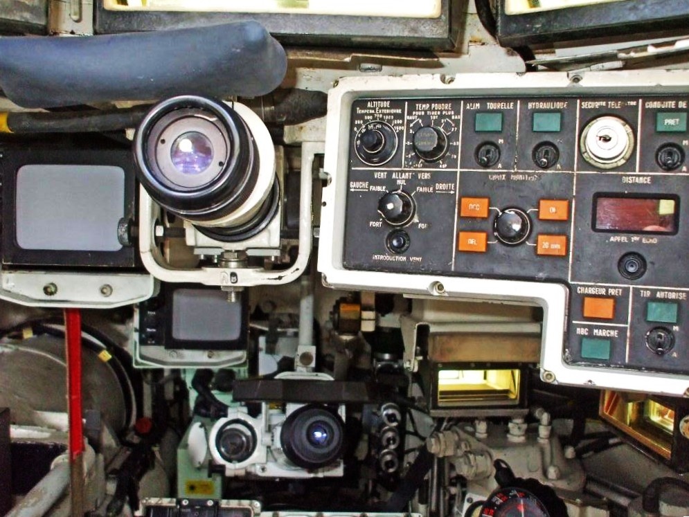 Рабочее место командира. Окуляр вспомогательного перископического прицела, панель управления и левее- видеомонитор системы DIVT 16. Фото: https://maquette-garden.forumactif.com/t16258-amx-30-b2-forad