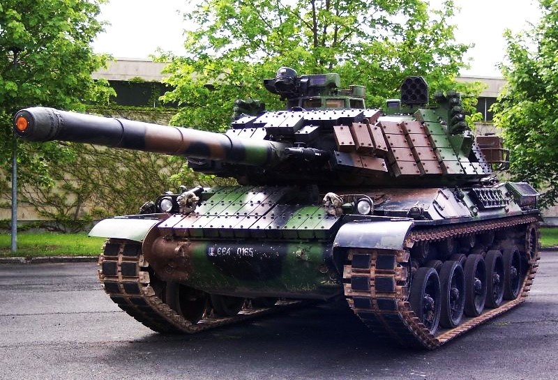 Контейнеры НДЗ BRENUS неплохо перекрывают лобовую и ьортовую проекцию башни , однако на НЛД и бортах корпуса ДЗ отсутствует... Фото: chars-francais.net