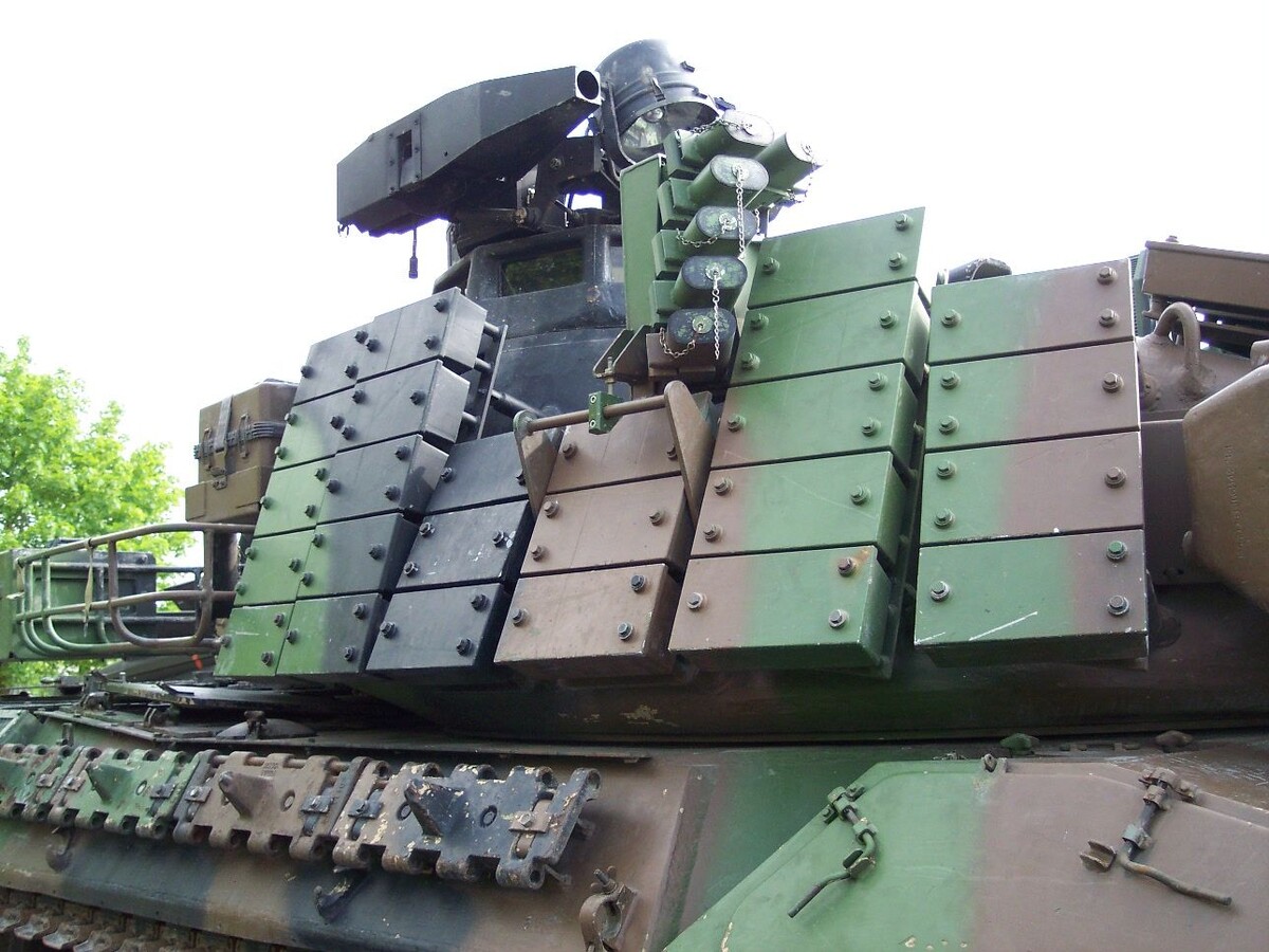 Контейнеры ДЗ правого борта башни, блок гранатометов системы GALIX и ЗПУ на командирской башенке. Фото: primeportal.net