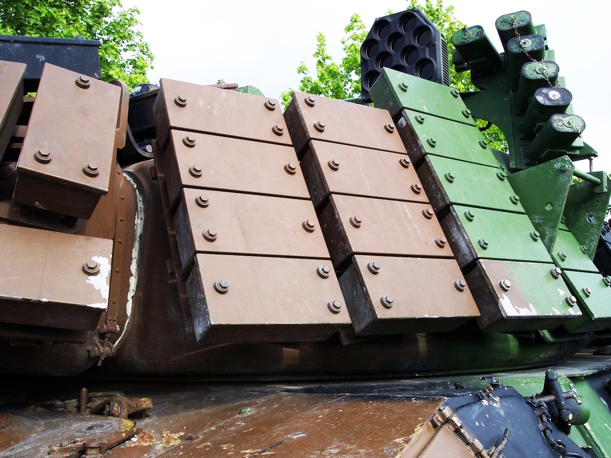 Левее блока гранатометов системы GALIX- излучатель КОЭП EIREL. Фото: primeportal.net