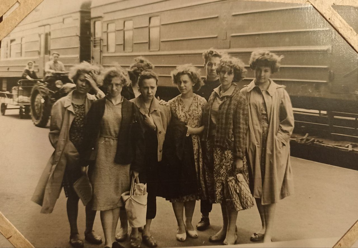 Студентки корфака Горьковского политеха перед отправкой на практику. Моя мама - вторая слева. 1960 год.