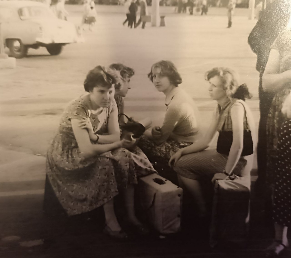 А это уже в Новосибирске. Ждут руководителя практики Мама справа, с черной сумочкой на плече. Рядом с ней тетя Галя...