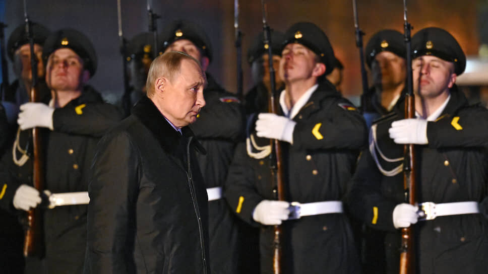 Владимир Путин возле АПЛ «Архангельск» поздоровался со своими ребятами.📷Фото: Дмитрий Азаров / Коммерсантъ