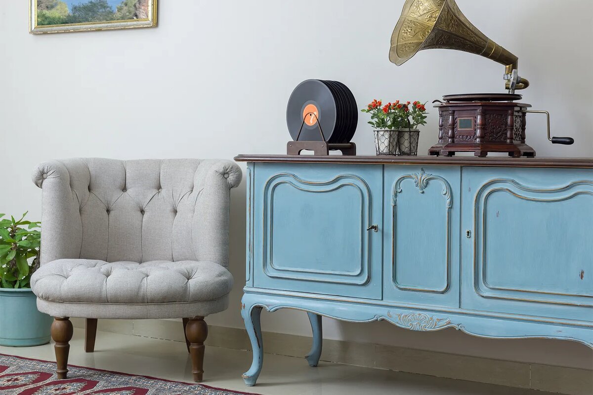 Главная особенность стиля — винтажная мебель и предметы с историей. Источник: keladawy / iStock