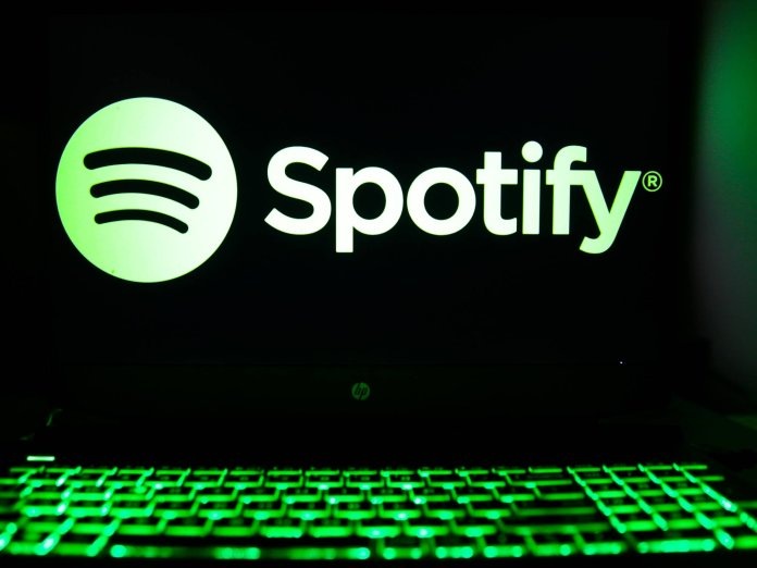 Логотип Spotify отображается на экране ноутбука со светящейся клавиатурой в Кракове, Польша, 3 марта 2024 года. (Фото Клаудии Радецкой/NurPhoto через Getty Images)