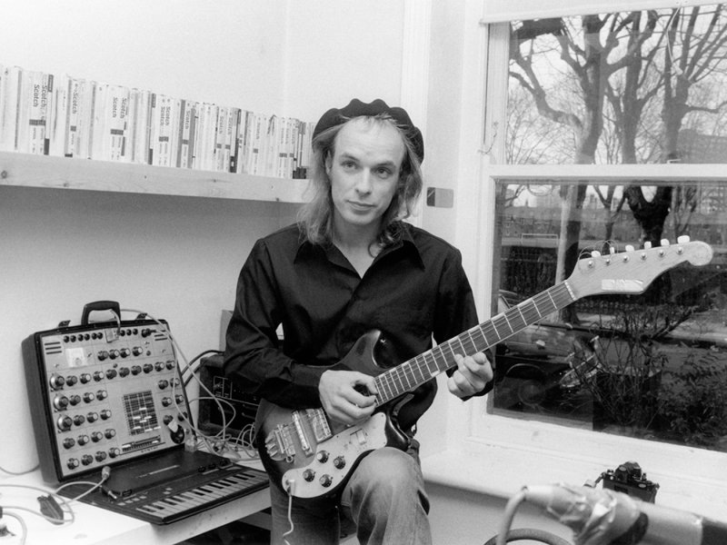 Брайан Ино с гитарой и синтезатором дома в 1970-х годах. Изображение: Эрика Эхенберг/Redferns через Getty Images