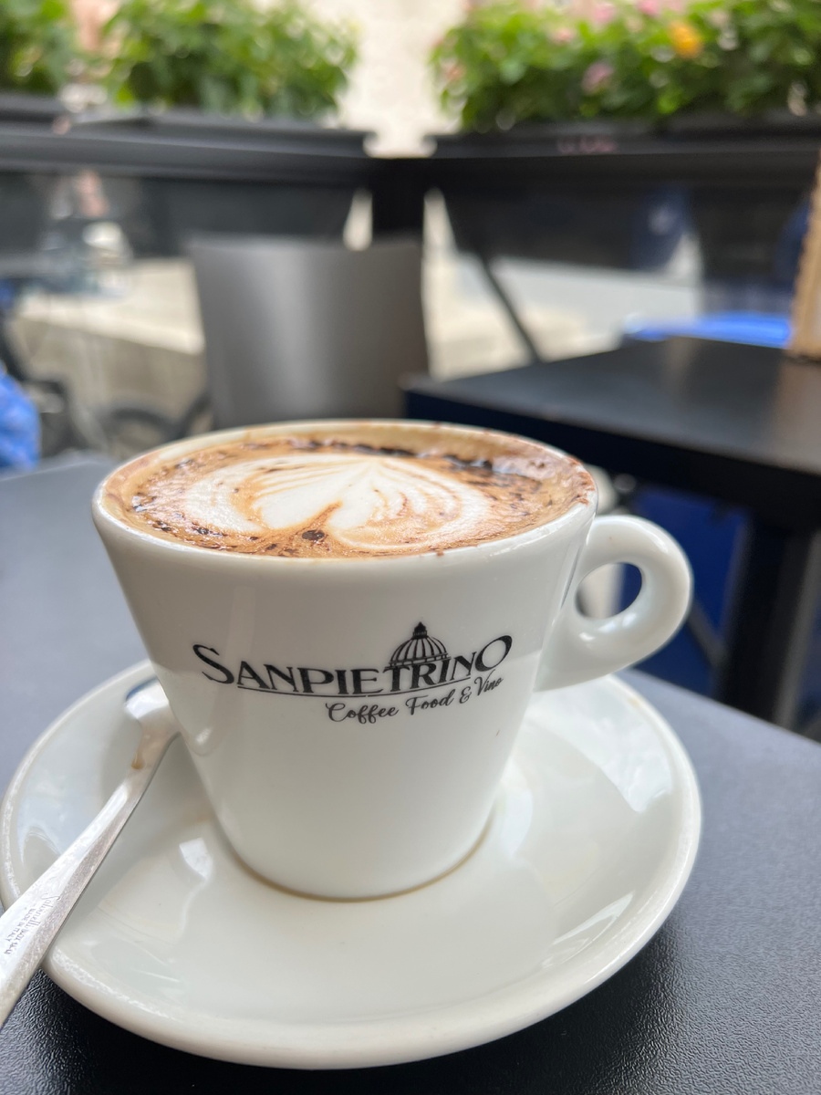 Утренний кофе перед экскурсией в музеи Ватикана