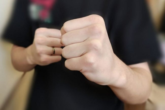    удар, кулак