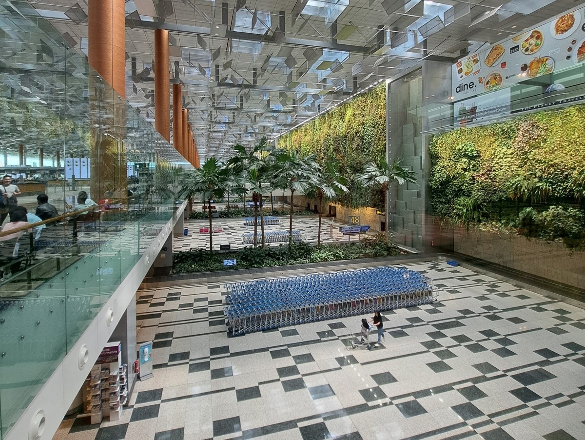 Аэропорт Сингапура, в кадр попала не самая живописная его часть