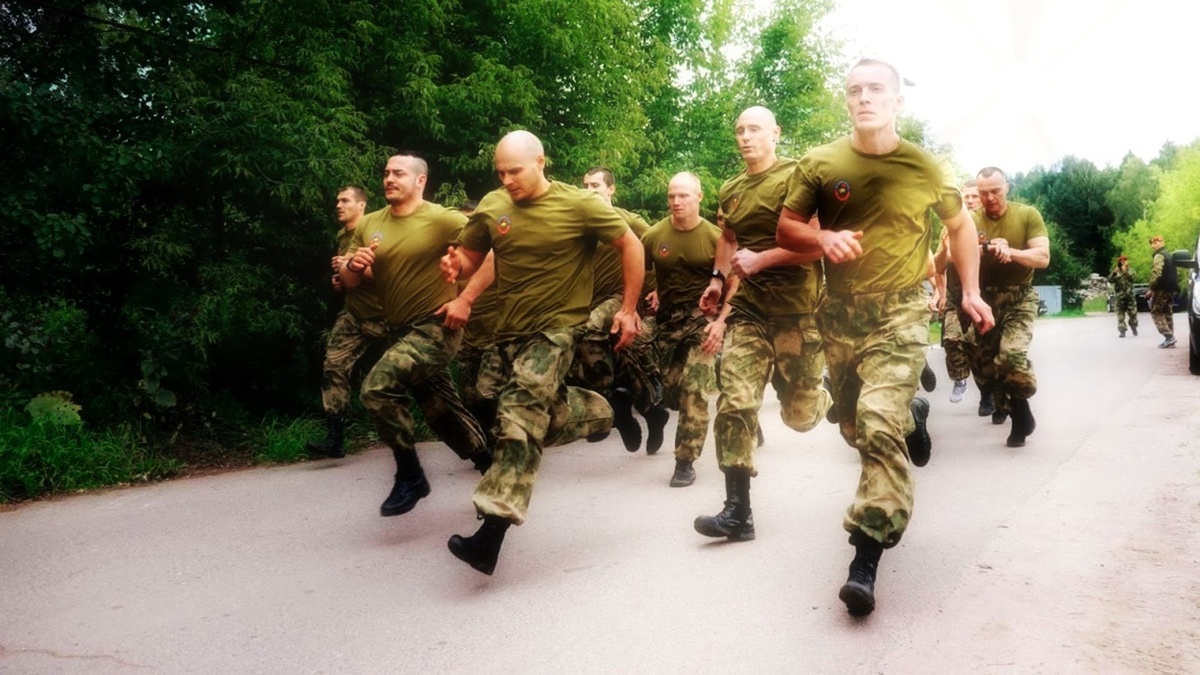 Важный момент – ежедневность. Армейцы не делают «день отдыха для рук» или «лёгкую тренировку». Они пашут каждый день, и именно это даёт результат.
