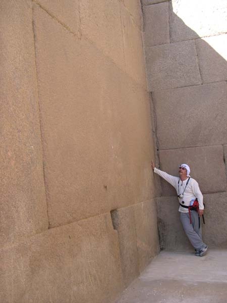 Блоки облицовки Гранитного храма на плато Гиза