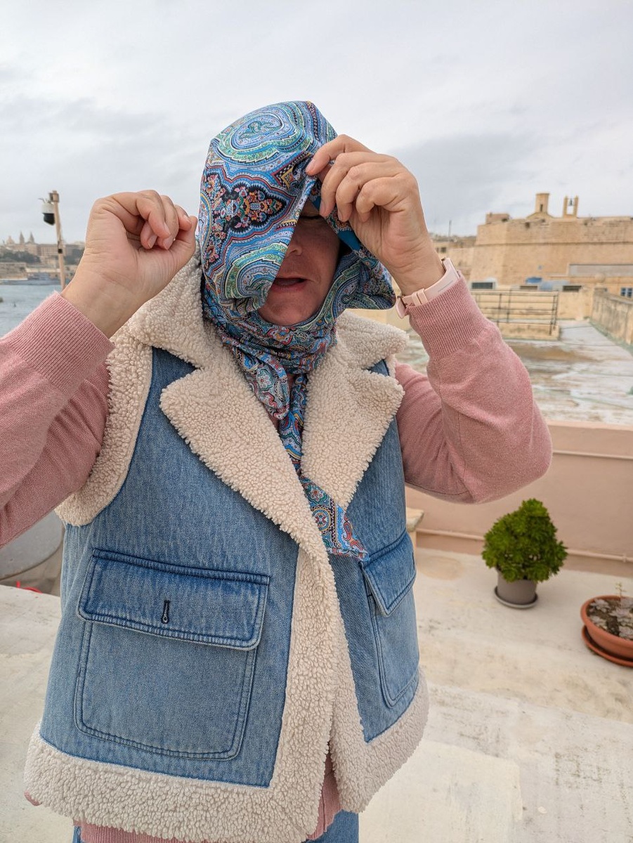 Один порыв ветра, и ваш шарф превращается в капюшон.