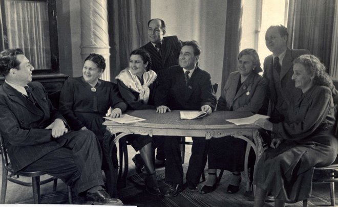 Заседание худсовета Татарского государственного академического театра, 1949—1950 гг.
Источник : https://m.realnoevremya.ru/articles/163652-fotomarafon-100-letie-tassr-zasedanie-hudsoveta-tatarskogo-gosudarstvennogo-akademicheskogo-teatra-1949-1950-gghttps://m.realnoevremya.ru/uploads/articles/20/d1/6fcbb5dfd9ab1701.jpg