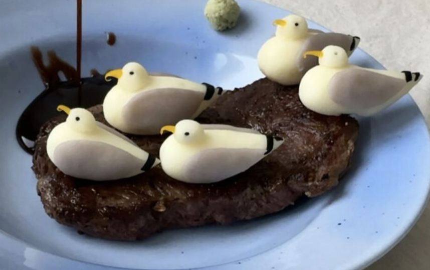 Художница творит на кухне вкусные шедевры.