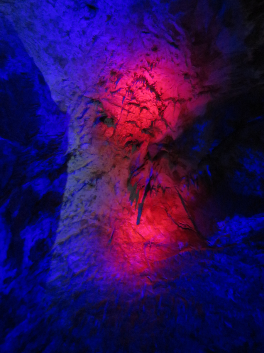 Подсветка в пещере Прометея