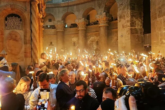    Когда и где смотреть схождение Благодатного огня в Иерусалиме в 2025 году?