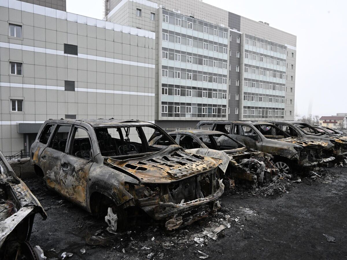    Сгоревшие автомобили на стоянке на улице Пихтовая во Владивостоке© РИА Новости / Виталий Аньков