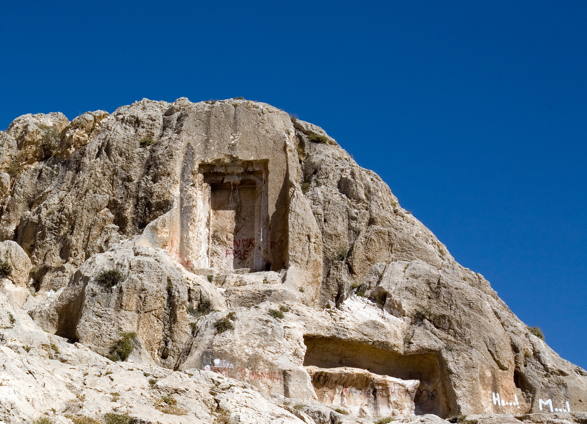 «Дверь Мхера» — «врата бога» близ Русахинили.
