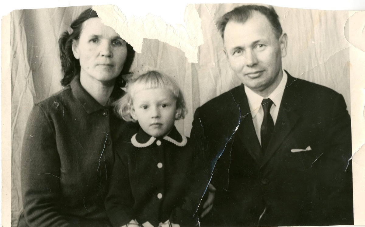 Наташа с бабушкой и дедушкой