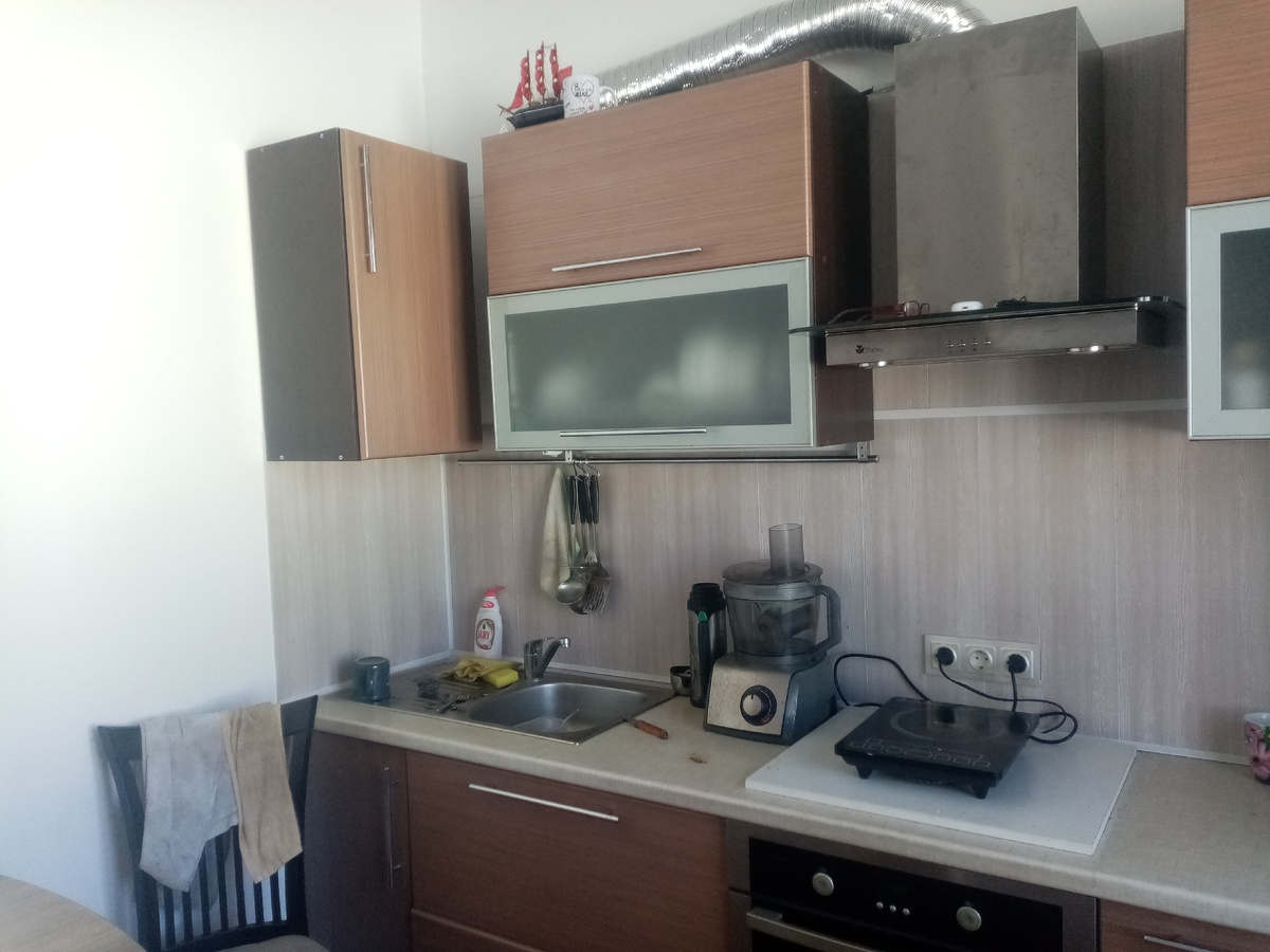 Третий шкафчик висит сбоку слева. 