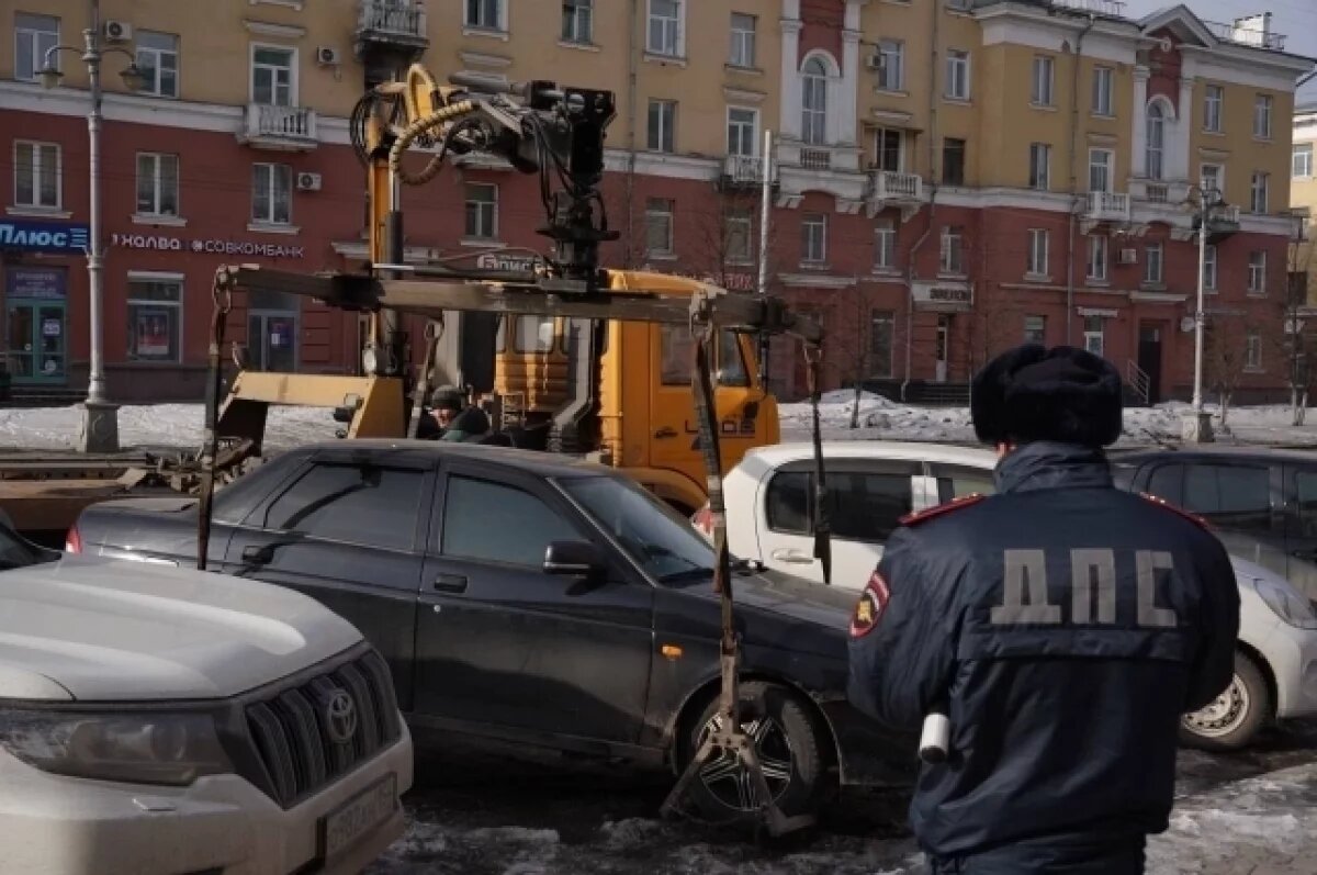    В Кемерове две машины забрал эвакуатор после рейда нарушителей парковки