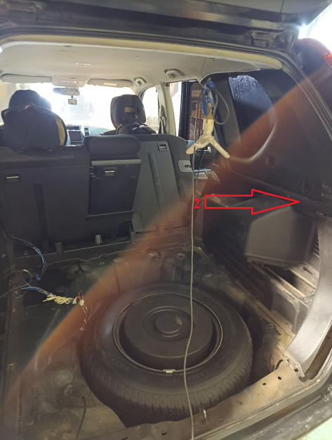 Разобранный багажный отсек авто, для доступа к замку.