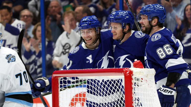    Никита Кучеров, Джейк Гюнтцель и Брэйден Пойнт после гола.Imagn Images USA Today Sports