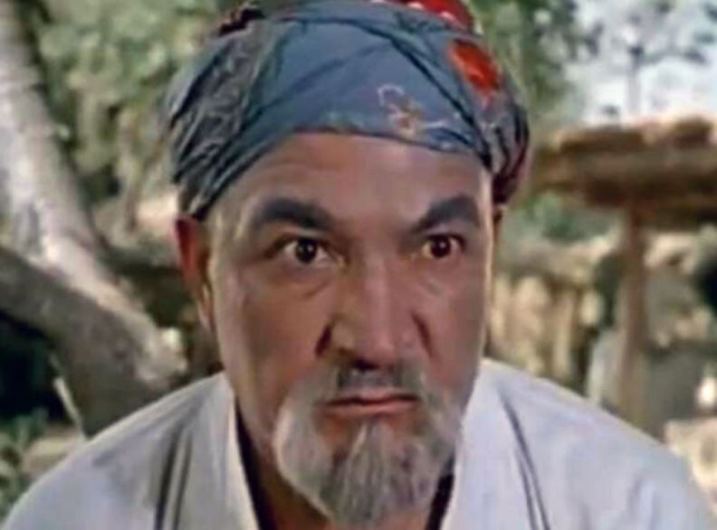 Таджикский актер Асли Бурханов впервые в истории таджикского театра сыграл роль Ленина, причем, в трех спектаклях о вожде
Фото: Кино-Театр.РУ