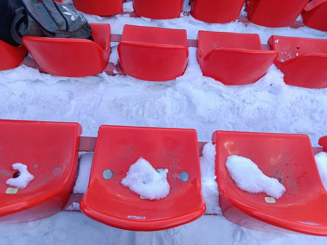    Хабаровские болельщики, сидя в сугробах, пока именуют такой футбол «зимним видом спорта»…