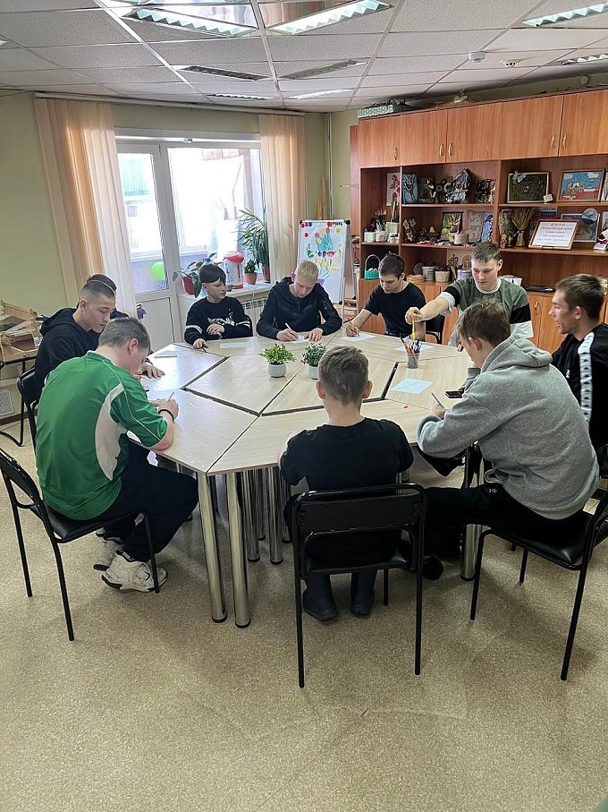 Подростки за круглым столом