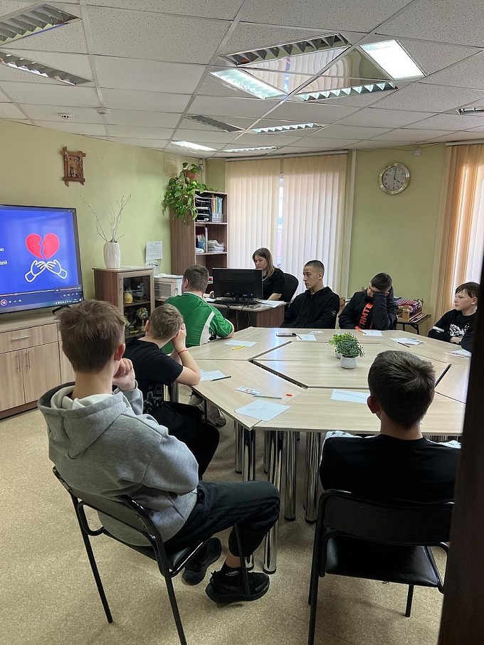 Подростки смотрят презентацию на экране