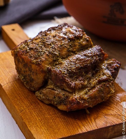 Запечённая свиная шея с луковым соусом