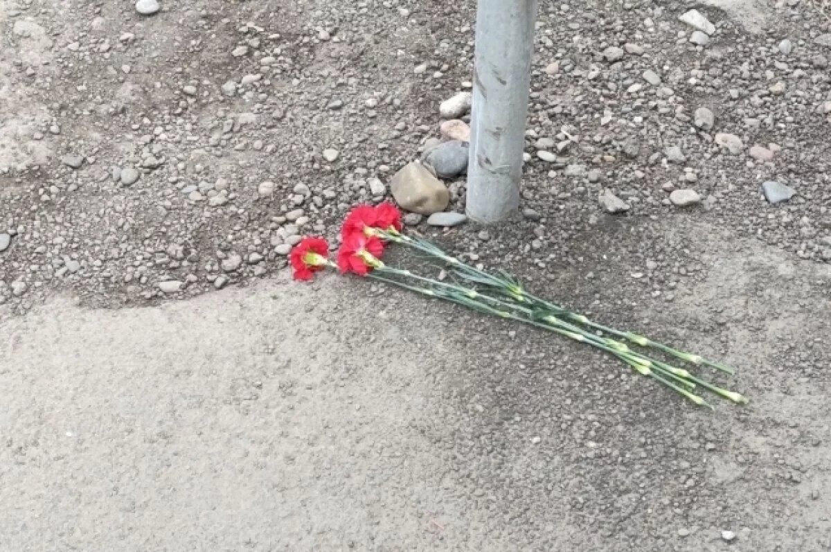    К месту гибели матери и сына красноярцы несут цветы.