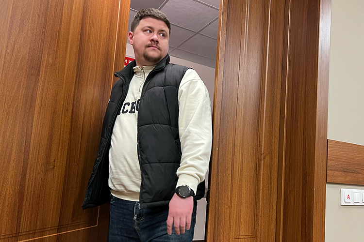    С февраля 2020-го Альберт Шарапов стал водителем главы района. Работал 6 дней в неделю, по путевым листам рабочий день был с 8:00 до 16:00, а фактически, по его словам, приходилось перерабатывать по четыре-пять часов ежедневно.   
Фото: Анастасия Гусева