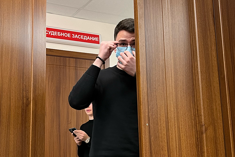    Эмиль Шарапов ни дня не работал, а зарплатную карту, которую оформил при трудоустройстве, передал старшему брату, даже не знает, сколько денег туда приходило.   
Фото: Анастасия Гусева