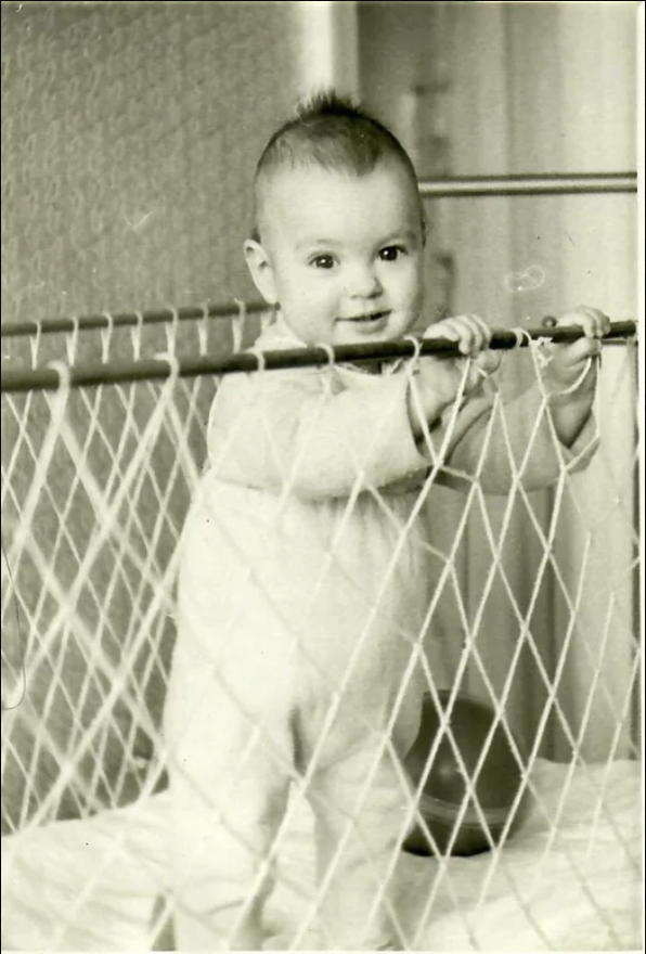 Михаил Никольский родился 28 марта 1965 года в новосибирском Академгородке в семье математиков. Отец, Эрик Никольский, был известным математиком, работал над новыми идеями и методами решения уравнений математической физики. На фото: Михаил Никольский в детстве