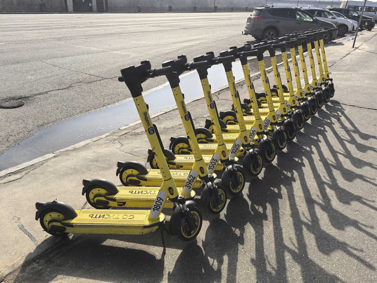 Электросамокаты уже можно увидеть на спецпарковках.  Фото: ФедералПресс / Ксения Кобалия