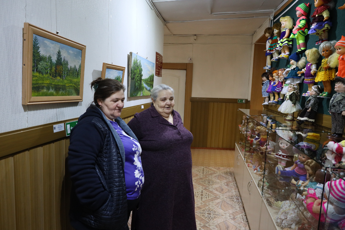 Юлия Маслова с мамой Татьяной Леонидовной на своей выставке в районном музее имени Летягина 