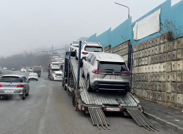 Погрузка автомобилей на автовозы во Владивостоке