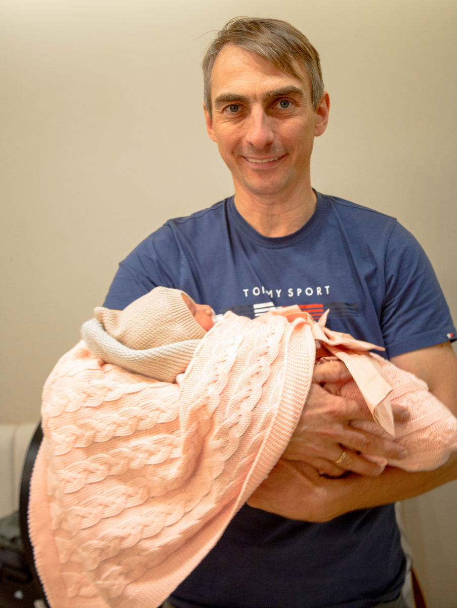 Папочка Гриша на выписке из роддома