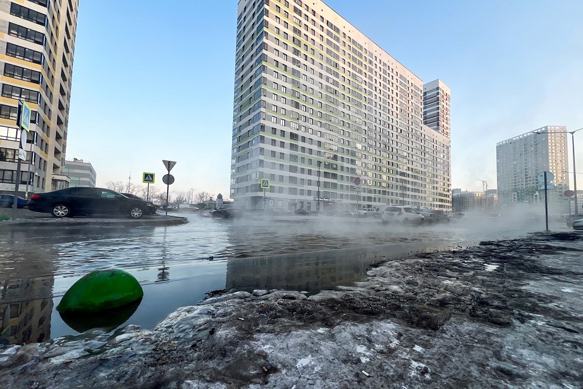 Екатеринбуржцы шутят, что из-за постоянных аварий район впору переименовать в «Какадем».  Фото: ФедералПресс / Иван Кабанов