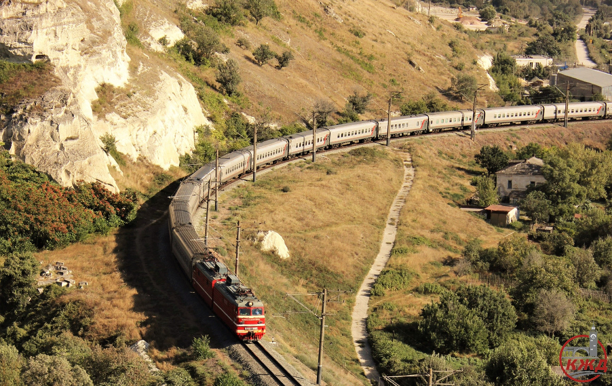 © Пресс-служба Крымской железной дороги / crimearw.ru (Развернутая длина железнодорожных путей Крымской железной дороги составляет почти 1,4 тыс. км, из них электрифицировано на постоянном токе — 590 км, эксплуатационная длина составляет 665 км, из них электрифицировано — 260 км. С 2014 г. отремонтировано свыше 400 км железнодорожных путей)
